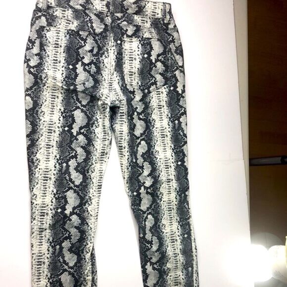 TINSELTOWN 7 Black & White Snakeskin Stretch High-Waisted Jeans - Picture 4 of 10